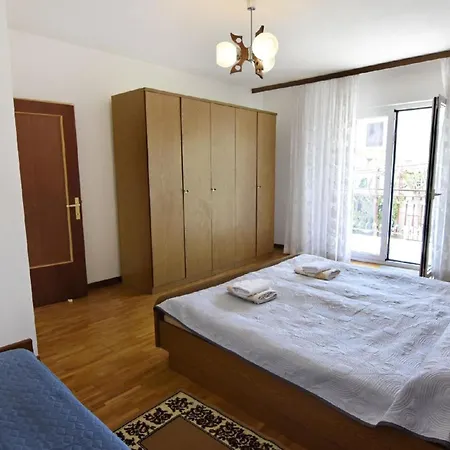 Einfache Und Geraeumige Apartman