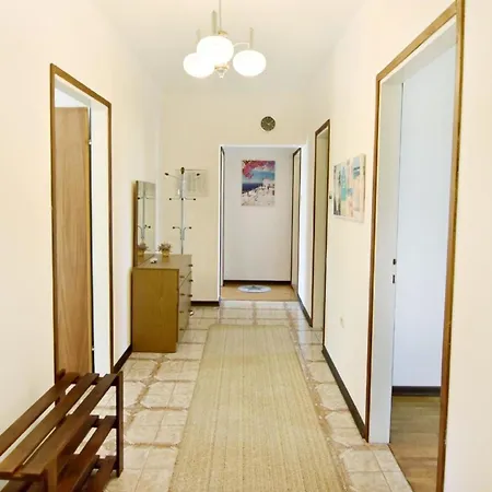 Einfache Und Geraeumige Apartment