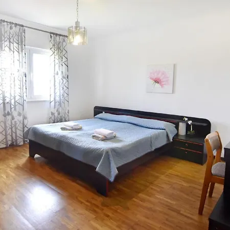 Einfache Und Geraeumige Apartment