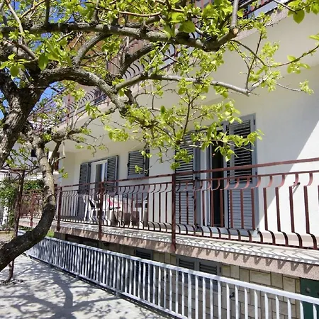 Apartment Einfache Und Geraeumige *
