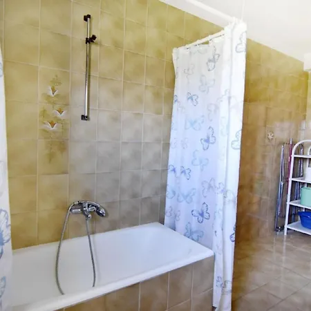Einfache Und Geraeumige Apartment