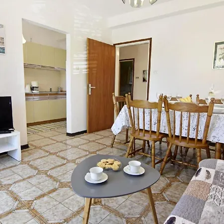 Einfache Und Geraeumige Apartment Umag